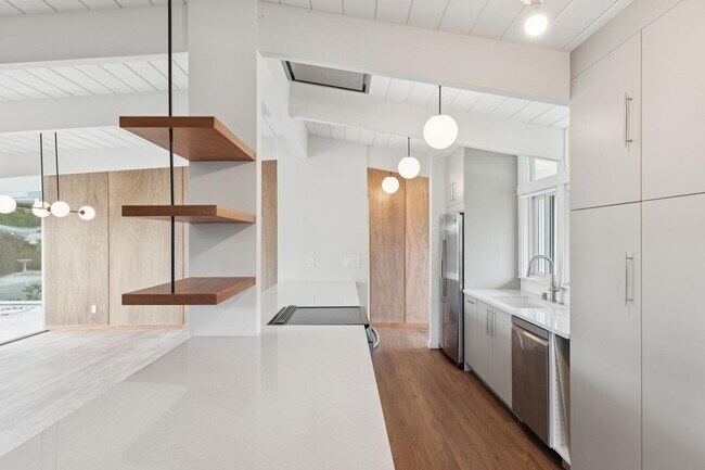 Building Photo - Eichler Mid-Century Home, Newly Renovated
