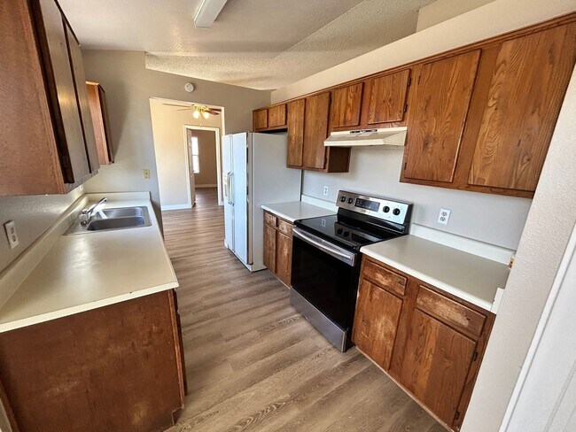 Building Photo - *NEW* Paint *NEW* Flooring *NO* HOA Glenda...