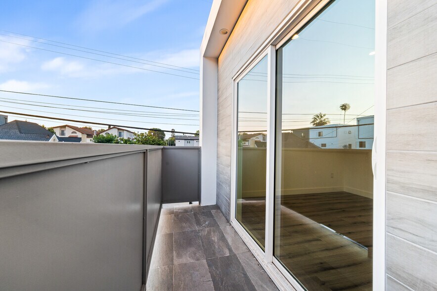 Building Photo - 10857 Morrison St