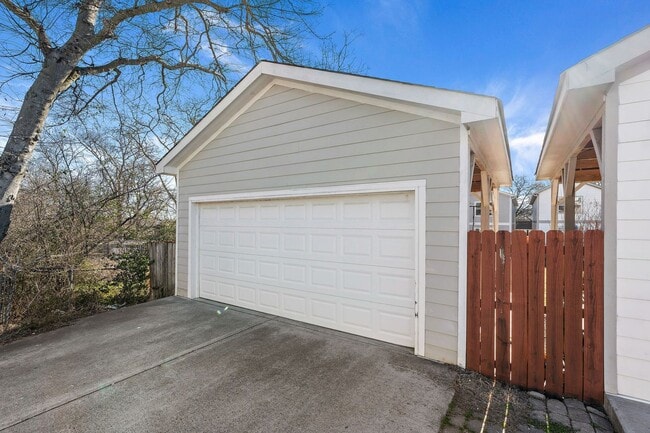 Building Photo - Available Now! 4 Bed, 3.5 Bath, Convenient Charlotte Park location!