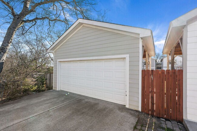 Building Photo - Available Now! 4 Bed, 3.5 Bath, Convenient...