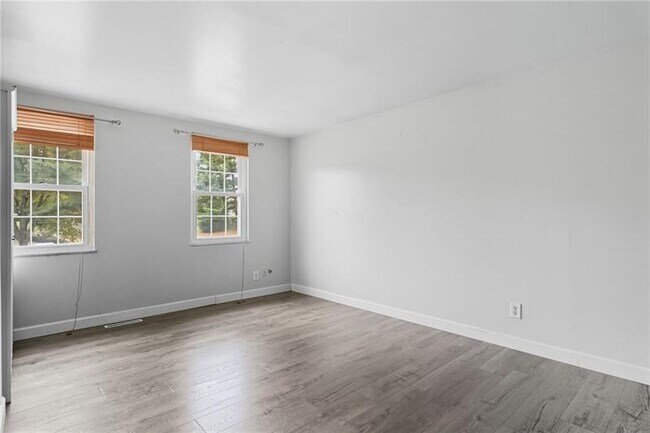 Building Photo - 222 Parkwood Dr