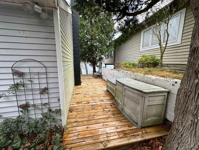 Building Photo - 8685 Je-NE-Be Dr NE