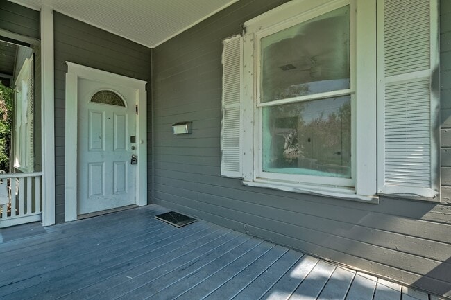 Building Photo - 610 W 35th St