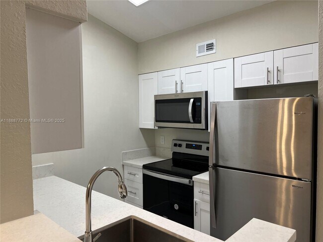 Building Photo - 2811 N Oakland Forest Dr
