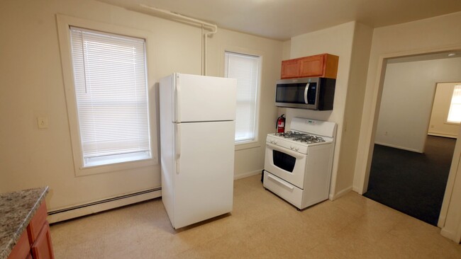 Building Photo - Updated large 2BR 1BA home with driveway p...