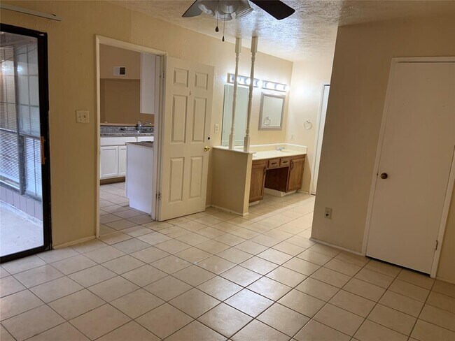 Building Photo - 5613 Hollow Pines Dr