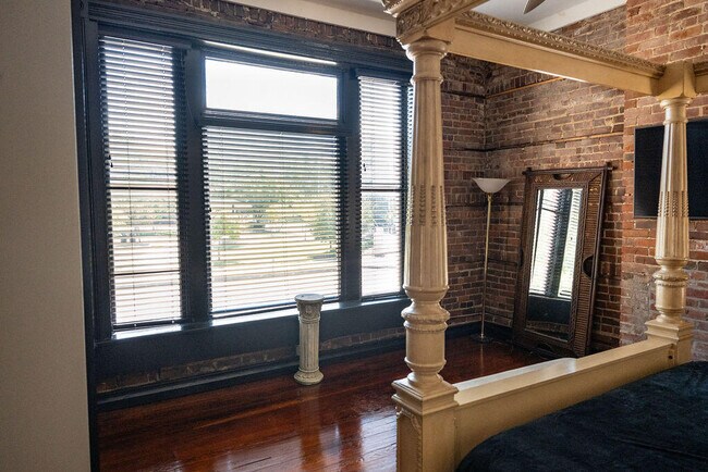 Building Photo - 275 S Limestone