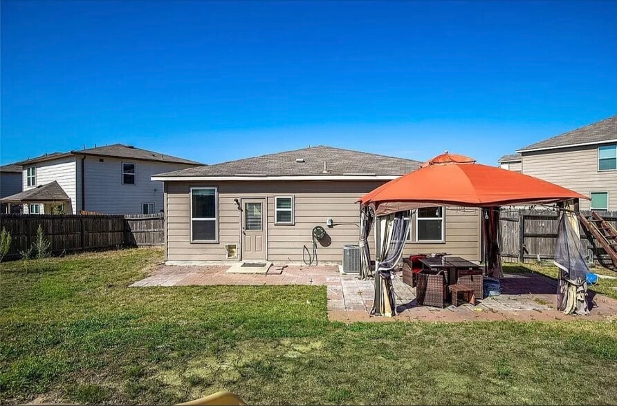 Backyard - 714 Roping Star