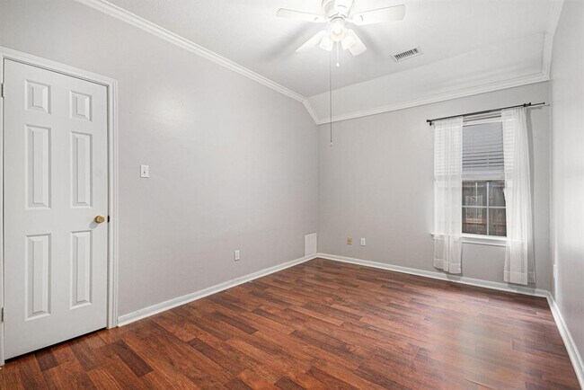 Building Photo - 1813 Oakwood Dr E