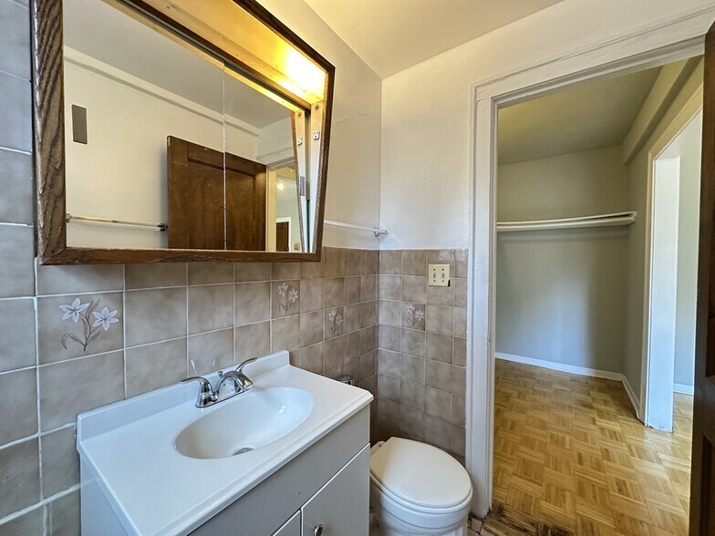 Building Photo - 739 W Belmont Ave