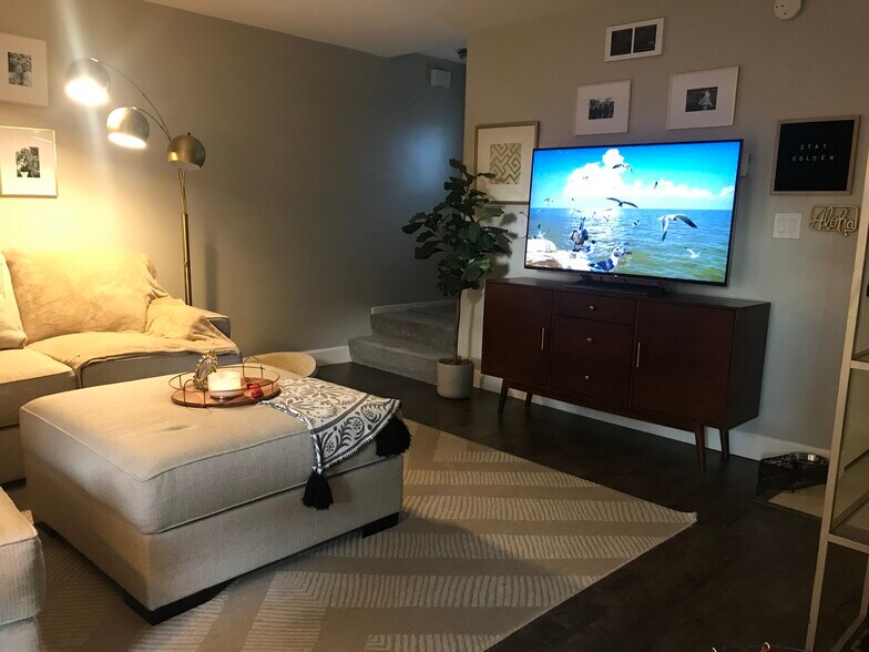 Large living room opens to outdoor private yard - 423 N Elena Ave