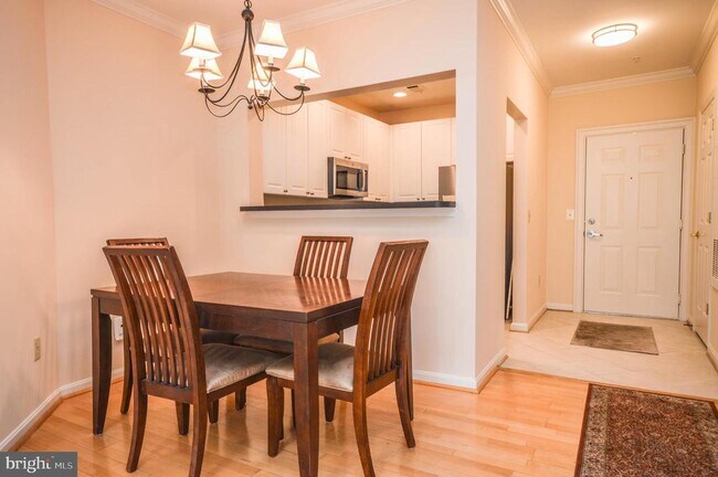 Building Photo - 4950 Brenman Park Dr