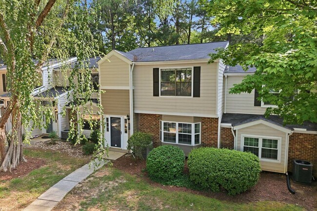 Building Photo - Modern 3BD, 2.5BA North Raleigh Townhome with Upgrades in a Prime Location Near Top Shopping, Din...