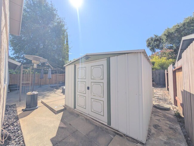 Building Photo - Gorgeous Single Family Home!