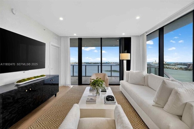 Building Photo - 700 NE 24th St