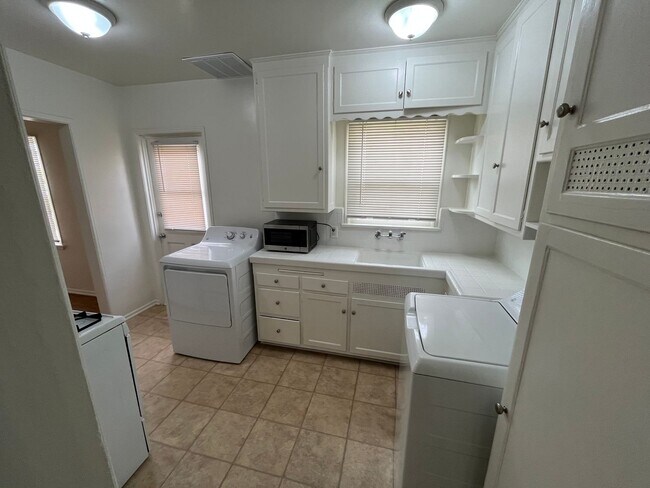 Building Photo - 4254/56/58 Jacinto Way