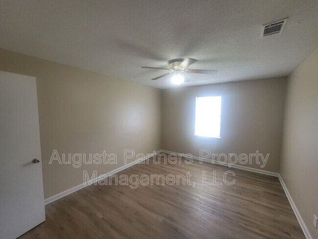 Building Photo - 207 Flores Ln