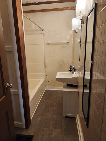 Bathroom - 328 n main st