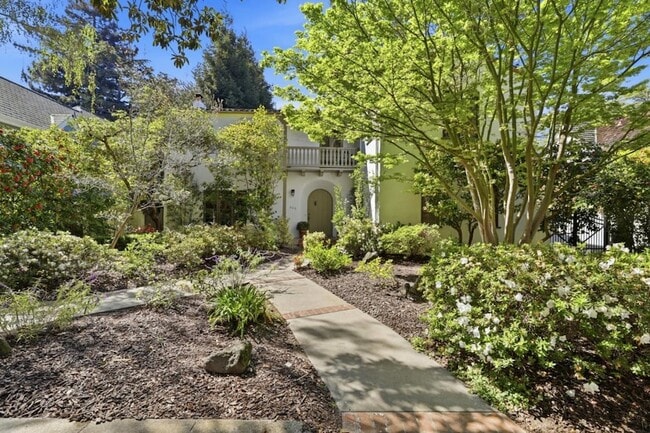 Building Photo - 566 E Crescent Dr