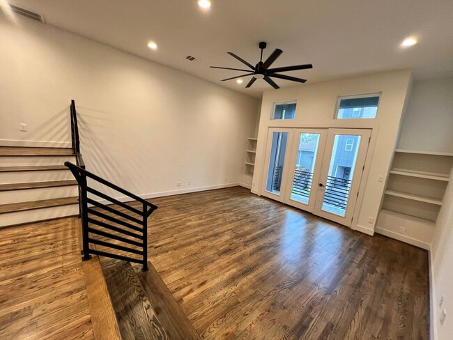 Building Photo - 3 story townhome with modern upgrades