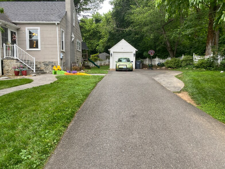 Building Photo - 2810 Rosemary Ln