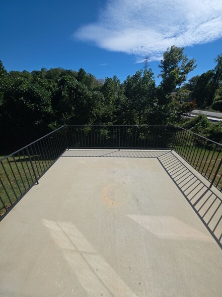 Building Photo - 481 Creekview Ln