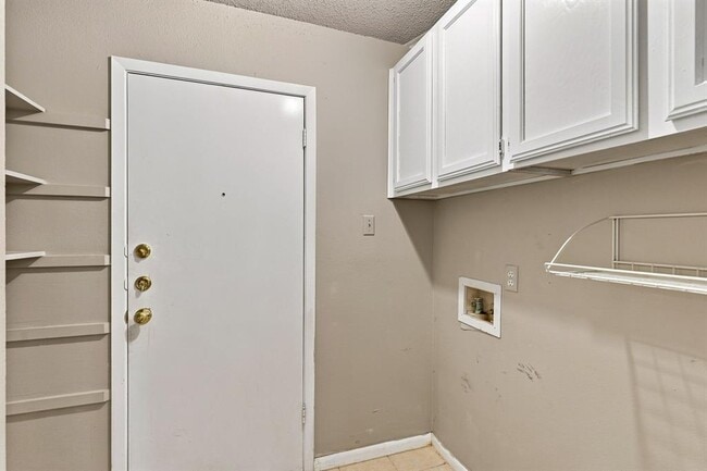 Building Photo - 7825 Beauregard Cir