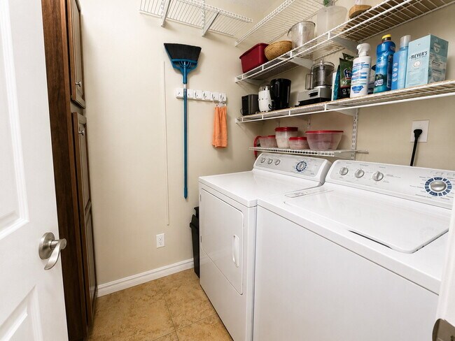 Building Photo - Furnished Condo! Gorgeous! Near beaches and shopping!