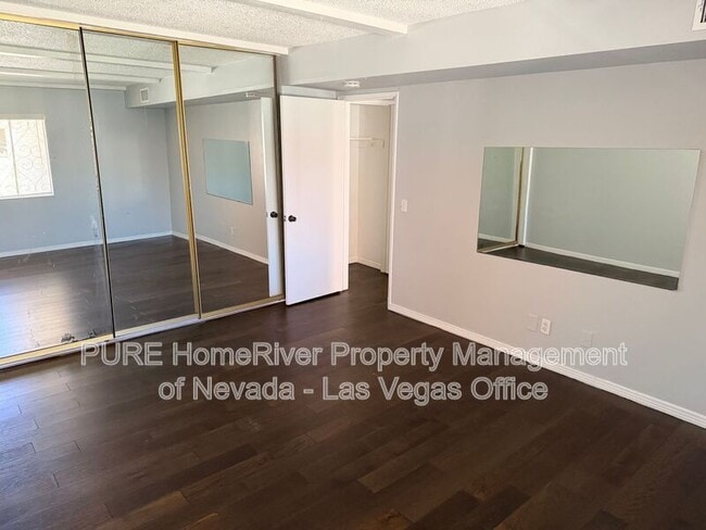 Building Photo - 1405 E Vegas Valley Dr