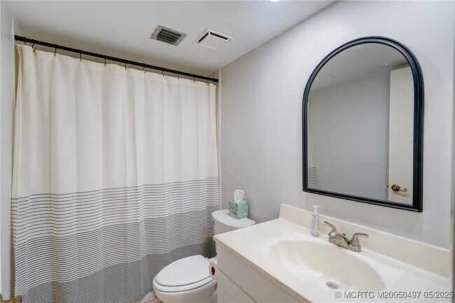 Building Photo - 5539 NE Gulfstream Way