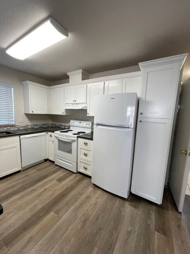 Building Photo - Fully Renovated 2 Bedroom, 1.5 Bath Townhouse with Garage