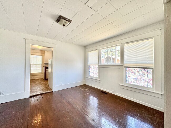 Building Photo - Adorable 3 Bedroom Close to UNCG!