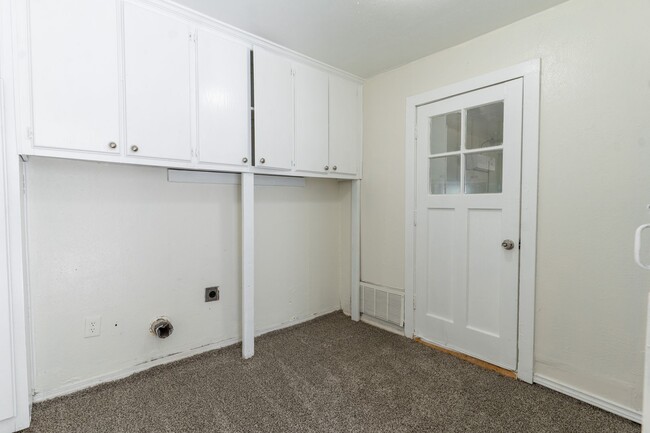 Building Photo - 4-Bedroom Must See!