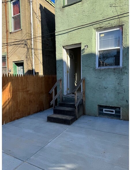 Building Photo - 606 N 55th St