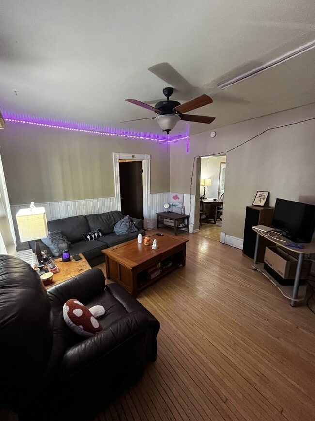 Building Photo - Huge 4 bed 1 bath very close to Water St. and UWEC!