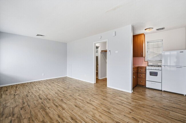 Building Photo - 1307-1311 E. 9th St. ( 1307A, 1307B, 1307C, 1309, 1311 )