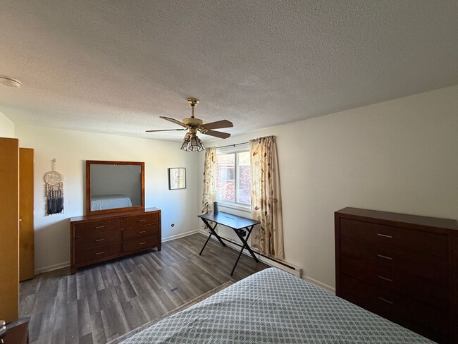 Building Photo - ***PRICE IMPROVEMENT*** - Furnished 1 Bedr...