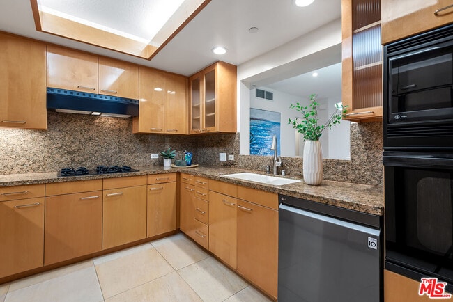 Building Photo - 13600 Marina Pointe Dr