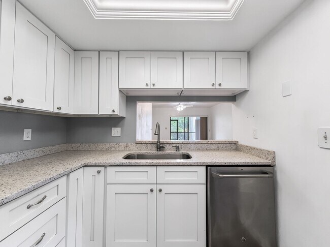 Building Photo - 2 bed 2 bath annual rental *** First floor condo *** Kings Lake Community