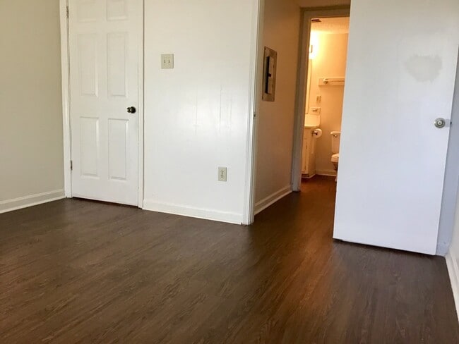 Building Photo - Beautiful 3 Bedroom Apartment. Great place...