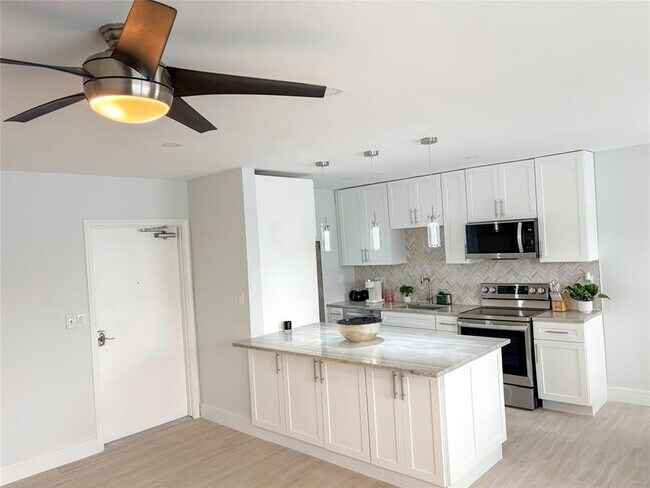 Building Photo - 4541 N Ocean Dr