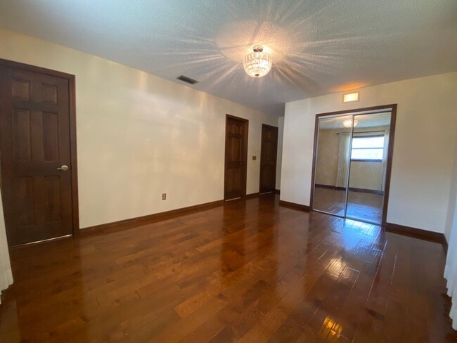 Building Photo - Beautiful 2/2/2 Deltona home