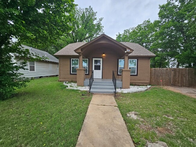 Building Photo - 209 NW Arlington Ave