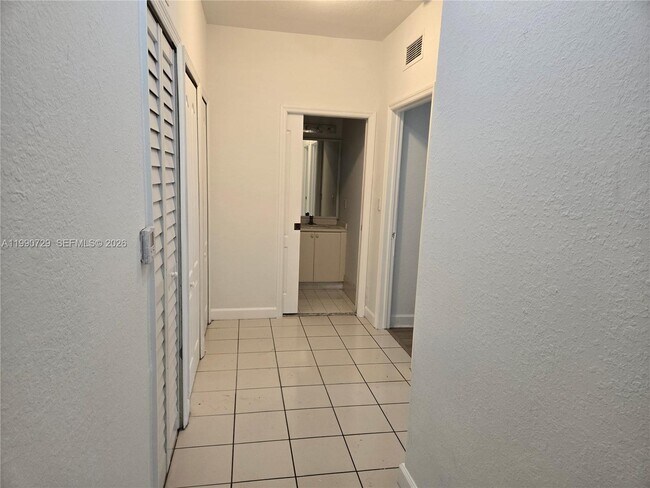 Building Photo - 1536 SE 25th St