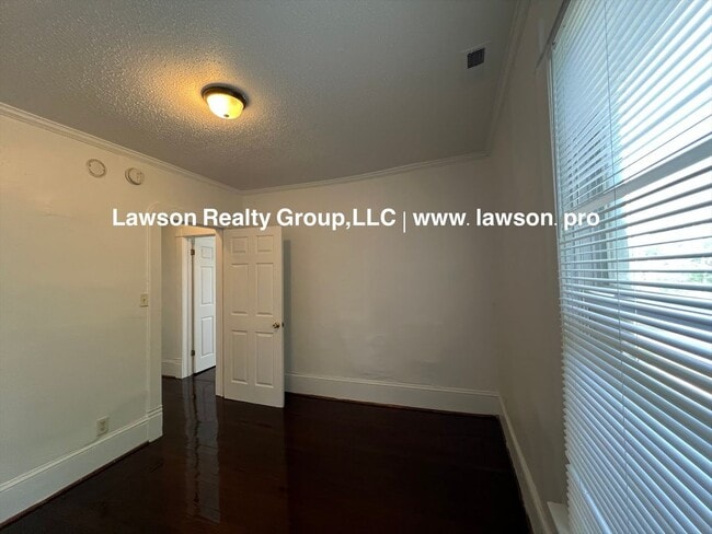 Building Photo - 1208 Chapman Ave SW