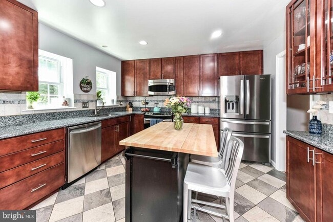 Building Photo - 2107 Golf Course Dr
