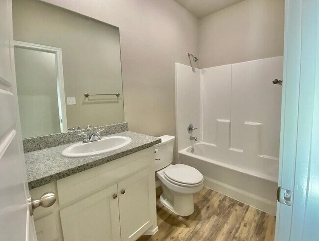 Building Photo - Upscale Flair Located in Burgamy Park!