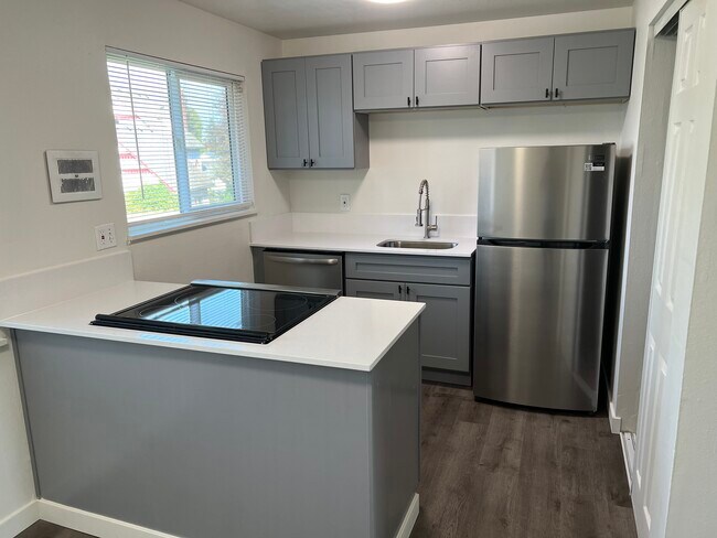 Building Photo - 6839-6849 N Fessenden St