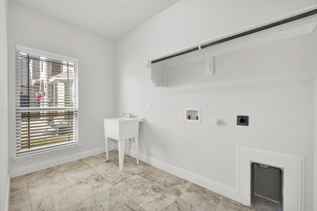 Building Photo - 12840 Platt Dr